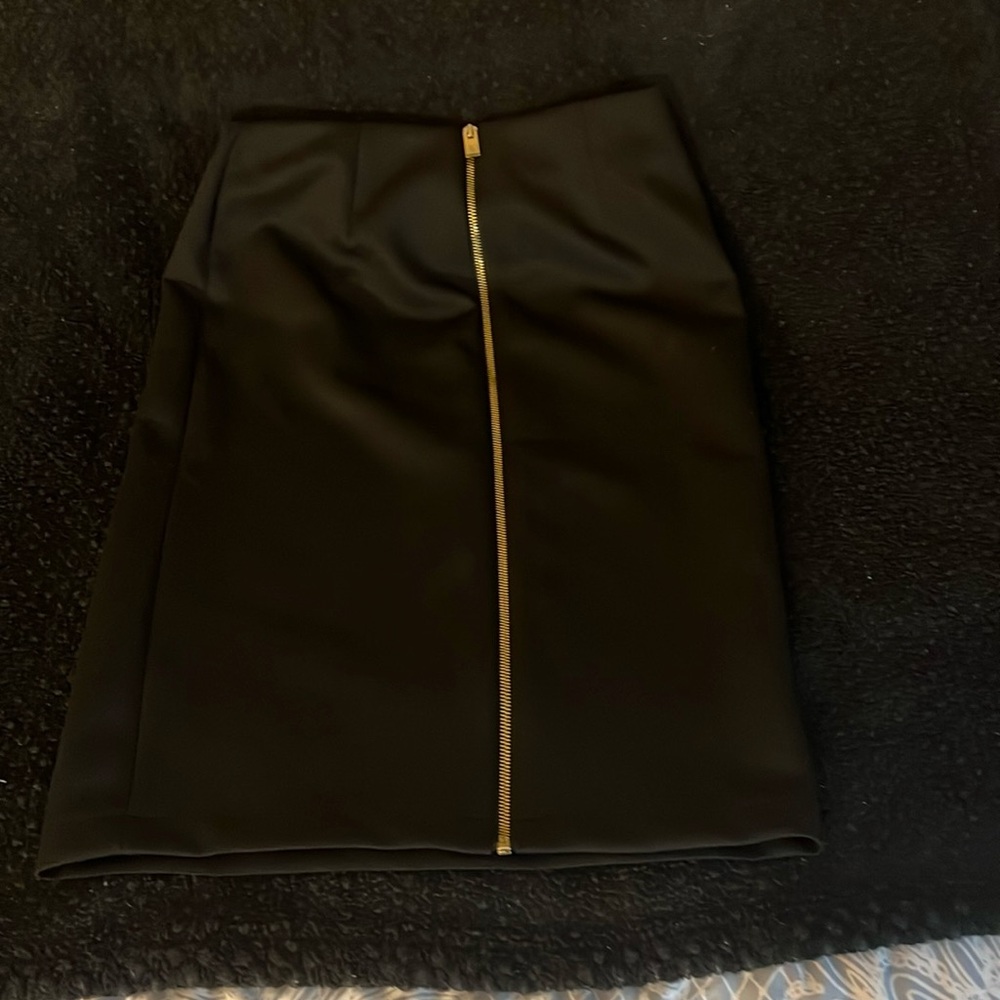 Vince camuto pencil skirt with gold zipper in all black size small
